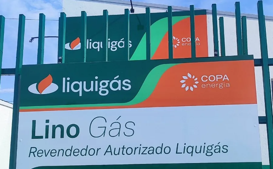 Placa Lino Gás, Revendedor Autorizado Liquigás, presa na grade verde da revenda