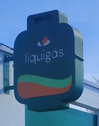 Totem verde em forma de botijão com a marca Liquigás, na esquina da Lino Gás